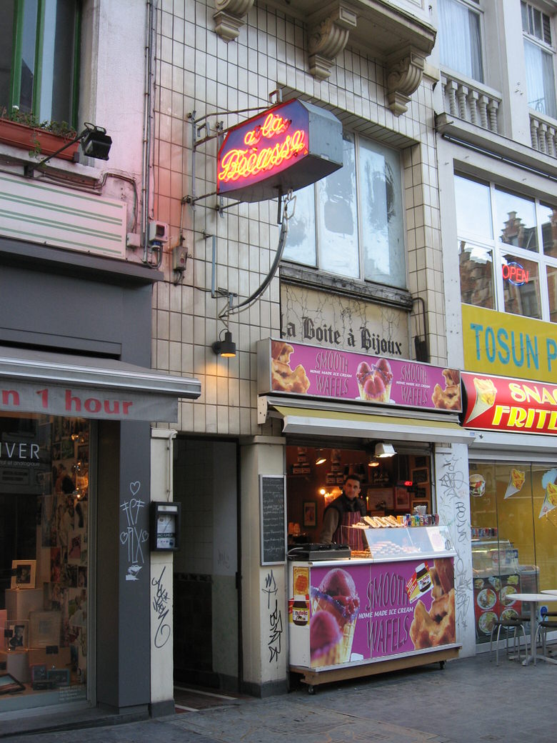 Be on the lookout for that "A la BÃ©casse" neon sign