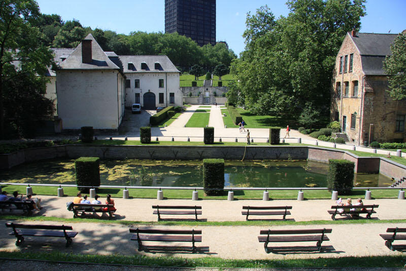 People often come to the ducks pond during the lunch break