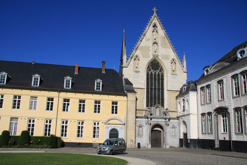 Abbey church entrance from the Cour d'honneur