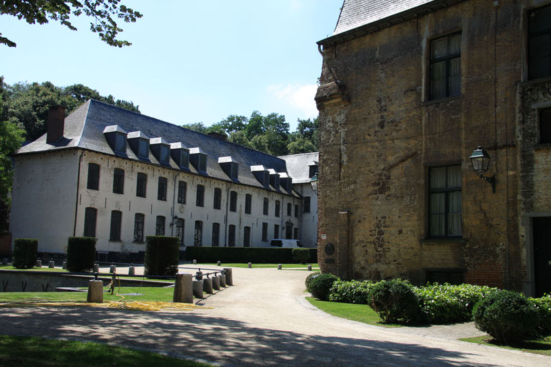 Opposite side of the Ã‰cole des Arts DÃ©coratifs buildings