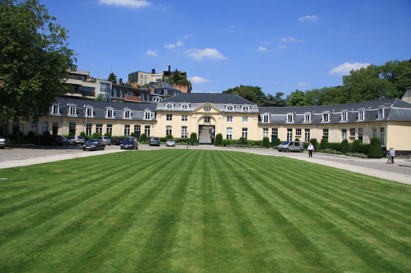 Inside view of la cour d'honneur or Honor's court in English Abbaye de la Cambre