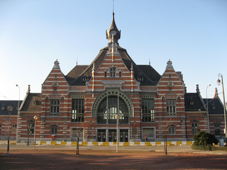 The front of the Shaarbeek train station