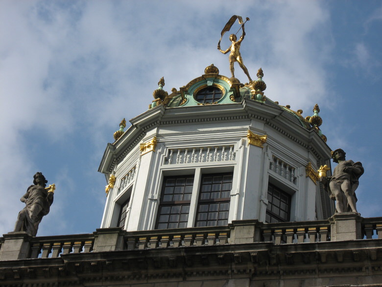 Roi d'Espagne The statue on top of the dome 