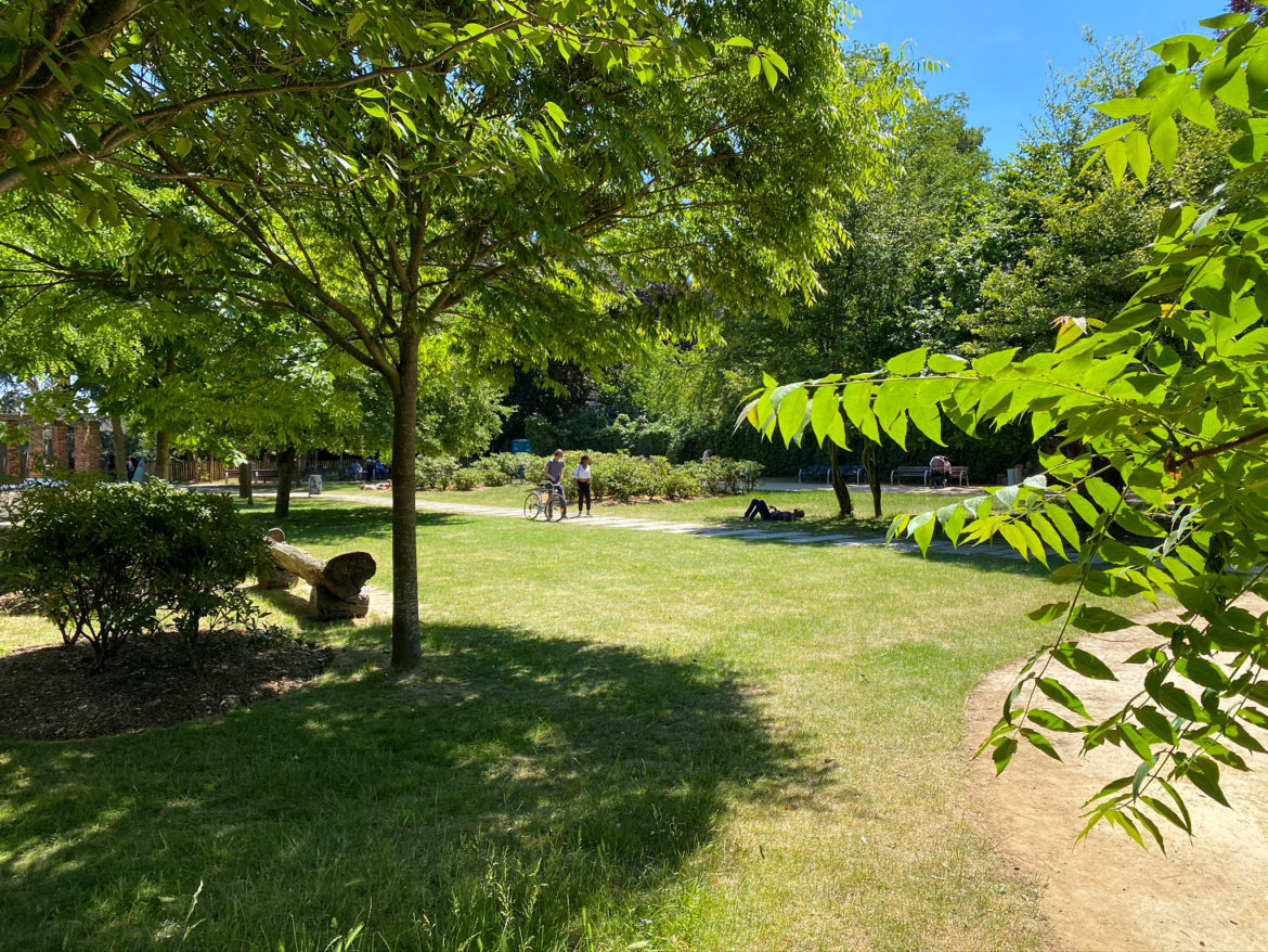 Couple arriving on bike at parc du Viaduc in Ixelles