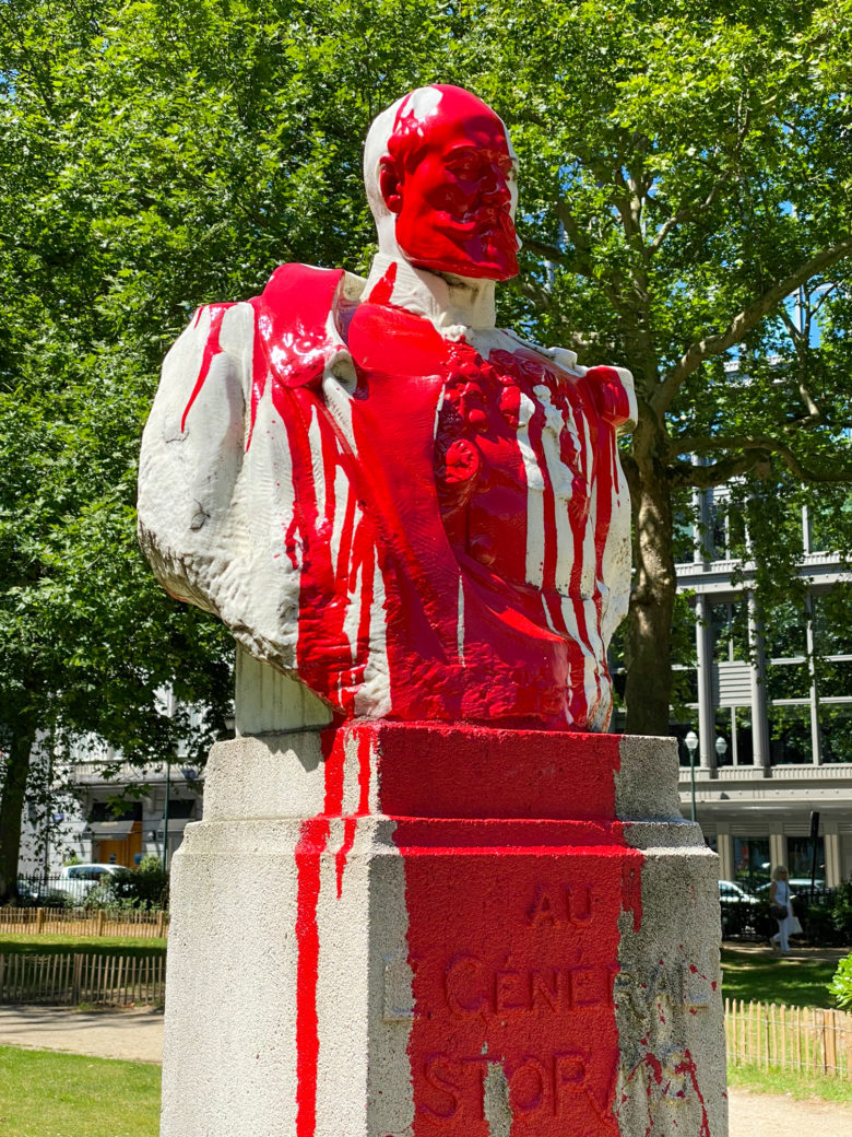 Bust of  Lieutenant General Ã‰mile Storms splashed with  red paint in the square de Meeus, Brussels