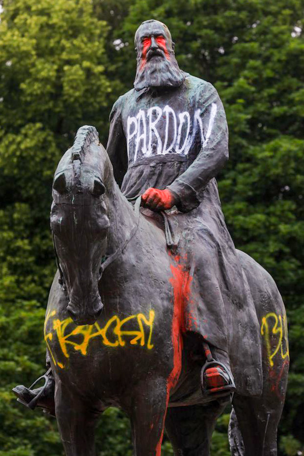 Photo of King Leopold statue defaced and tagged with big sorry across his chest