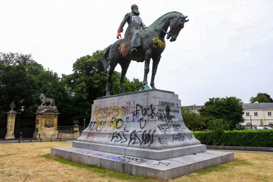 Additional  tags such as â€œKing Assassinâ€, â€œfuck uâ€ or â€œno justice, no peaceâ€ were also tagged on the base of the monument to King Leopold