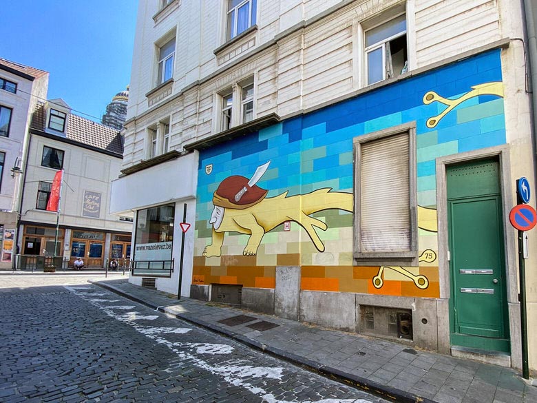 Sloth by Artist Nelson Dos Reis Street Art Bruegel walk in Maroles Brussels