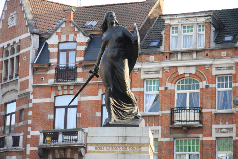 Statue on top of the Monument to fallen WWI soldiers